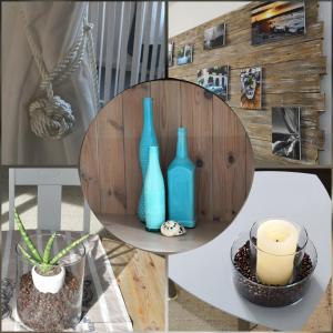 una mesa con dos jarrones azules y una vela en Sunny Loft Haus RV en Ravensburg