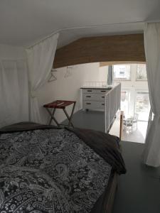 a bedroom with a bed and a dresser and a window at Sunny Loft Haus RV in Ravensburg