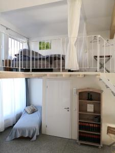1 dormitorio con litera y escalera en Sunny Loft Haus RV, en Ravensburg