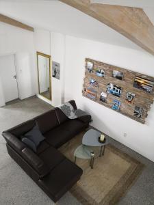a living room with a black couch and a mirror at Sunny Loft Haus RV in Ravensburg