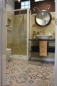 a bathroom with a shower and a sink and a mirror at Apartamento Mercado-Centro in Zamora