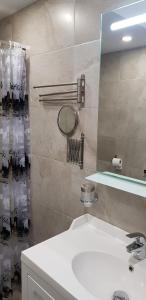 Kúpeľňa v ubytovaní Luxury 2 bedroom APT 50 m from beach
