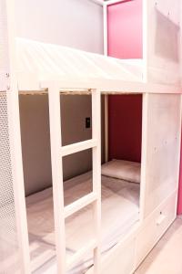 Uma ou mais camas em beliche em um quarto em Artsy Vitoria Hostel