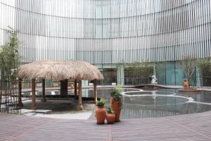 Bazén v ubytování Himalayas Hotel Shanghai nebo v jeho okolí
