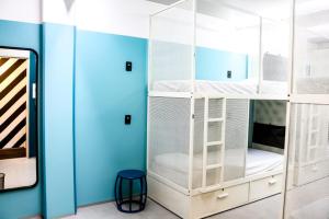 Cama ou camas em um quarto em Artsy Vitoria Hostel