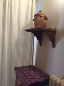 a wooden shelf with a basket on a wall at Apartamento Rural Castildetierra in Arguedas