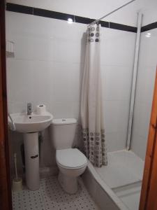 y baño con aseo, lavabo y ducha. en Riad Al Anwar en Tinerhir