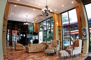 un vestíbulo con sofás y sillas en una tienda en Balcon del Mar Beach Front Hotel, en Jacó