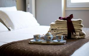 a tray with two tea cups and a pile of towels at Il Genovino in Genoa