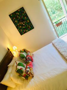 un dormitorio con una cama con animales de peluche en Villa Bacchetta - Garden View, en Oleggio Castello