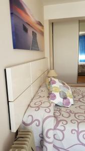 1 dormitorio con 1 cama y una pintura en la pared en Calle Juan Lirola, en Almería