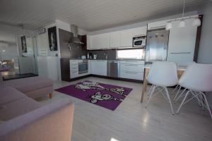 een keuken en een woonkamer met een bank en een tafel bij Harjuniemi in Kangosjärvi