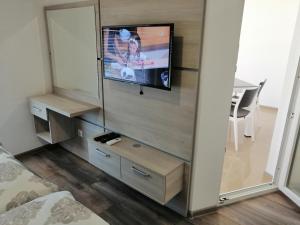 En TV eller et underholdningssystem på Apartments AS Dubrave