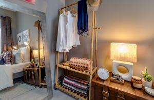 a dressing room with a mirror and a bed at Soho Urban Flat in Málaga