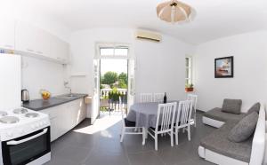 uma cozinha e sala de estar com uma mesa e uma cozinha e uma sala de jantar em Apartment Mario em Split