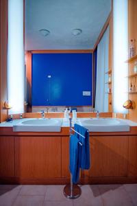 トラーニにあるVilla Wanda - Residenza di charmeのバスルーム(シンク2台、大きな鏡付)