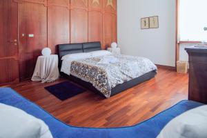 - une chambre avec un lit et du parquet dans l'établissement Villa Wanda - Residenza di charme, à Trani