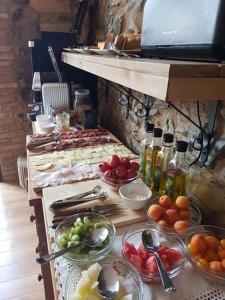 een buffet met vele kommen fruit en groenten bij Mas Tomas in Vall-Llobrega