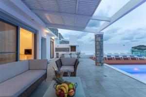Bazén v ubytovaní Luxury Sunrise White Villa alebo v jeho blízkosti
