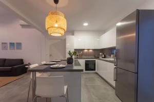 Kuchyňa alebo kuchynka v ubytovaní Luxury Sunrise White Villa