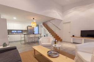 un soggiorno con divano e tavolo di Luxury Sunrise White Villa a Líndos