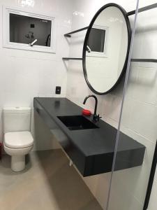 Um banheiro em Artsy Vitoria Hostel