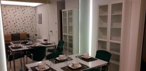 uma sala de jantar com mesas e cadeiras verdes em La Casa de Begoña em Madri
