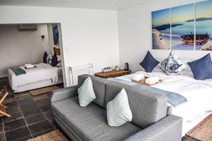 Santorini Guesthouse客房内的一张或多张床位