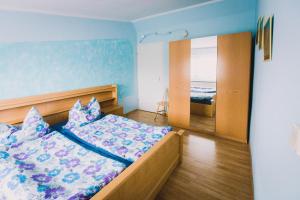 um quarto com uma cama e um espelho em ATR Rejnard Tadaj em Jedwabno