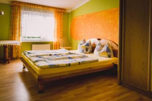 um quarto com uma cama e uma janela em ATR Rejnard Tadaj em Jedwabno