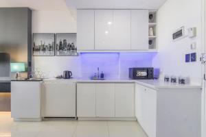Una cocina o cocineta en FREE Netflix Condo near IT Park with 32-inch Samsung HDTV