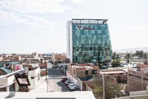 vista su una città con un edificio alto di Hostal Vasco a Tacna