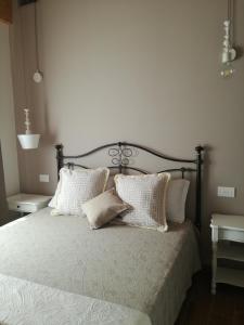 een slaapkamer met een bed met kussens erop bij B&B CasalFarano in Cupra Marittima
