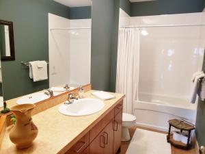 Bathroom sa Monashee B&B; A Naramata Bench Vineyard Retreat