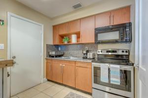 Kuchyň nebo kuchyňský kout v ubytování The oasis near the cruise & airport - By Avi