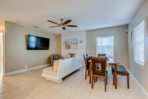 TV a/nebo společenská místnost v ubytování The oasis near the cruise & airport - By Avi