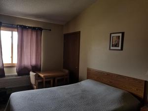A bed or beds in a room at Elk Creek Resort