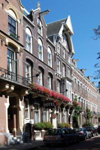 un gran edificio de ladrillo con un hotel en una calle en Prinsenhotel, en Ámsterdam