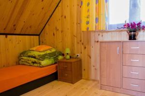 Ένα ή περισσότερα κρεβάτια σε δωμάτιο στο Sosnowa Oaza