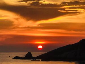 una puesta de sol sobre el océano con el sol en el cielo en Bow Thong Beach Resort, en Ko Tao