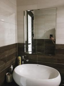Et badeværelse på Bách Xanh House. Nhà ống khói