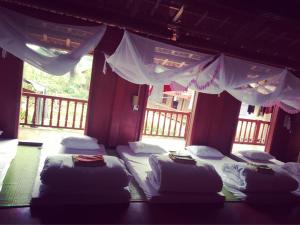 - 4 lits dans une chambre avec fenêtre dans l'établissement Homestay Rung Xanh Huu Lien, à Làng Ben