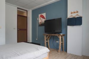 TV a/nebo společenská místnost v ubytování Dulan The Travel Bug Bistro Inn