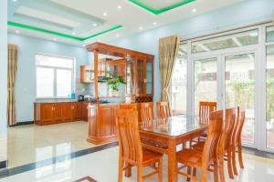 ein Esszimmer mit einem Holztisch und Stühlen in der Unterkunft Rio TD5 homestay in Vũng Tàu