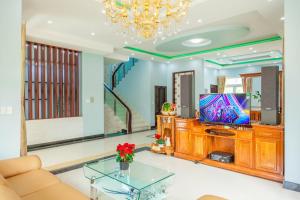 ein Wohnzimmer mit Sofa und Fernseher in der Unterkunft Rio TD5 homestay in Vũng Tàu