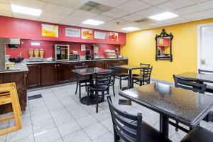 a dining room with tables and chairs in a restaurant at Quality Inn & Suites in Dickson