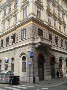 a building on the corner of a street at Affittacamere Iris in Trieste