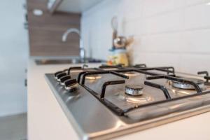 a gas stove top in a kitchen at Casa Grazia Letojanni Centro in Letojanni