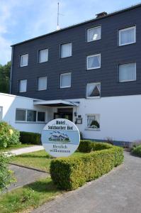 un edificio con una señal delante de él en Landhotel Sulzbacher Hof, en Frankfurt