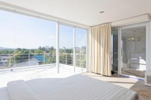 Ένα ή περισσότερα κρεβάτια σε δωμάτιο στο The Lantern Marina Residences Phuket +221 φωτογραφίες